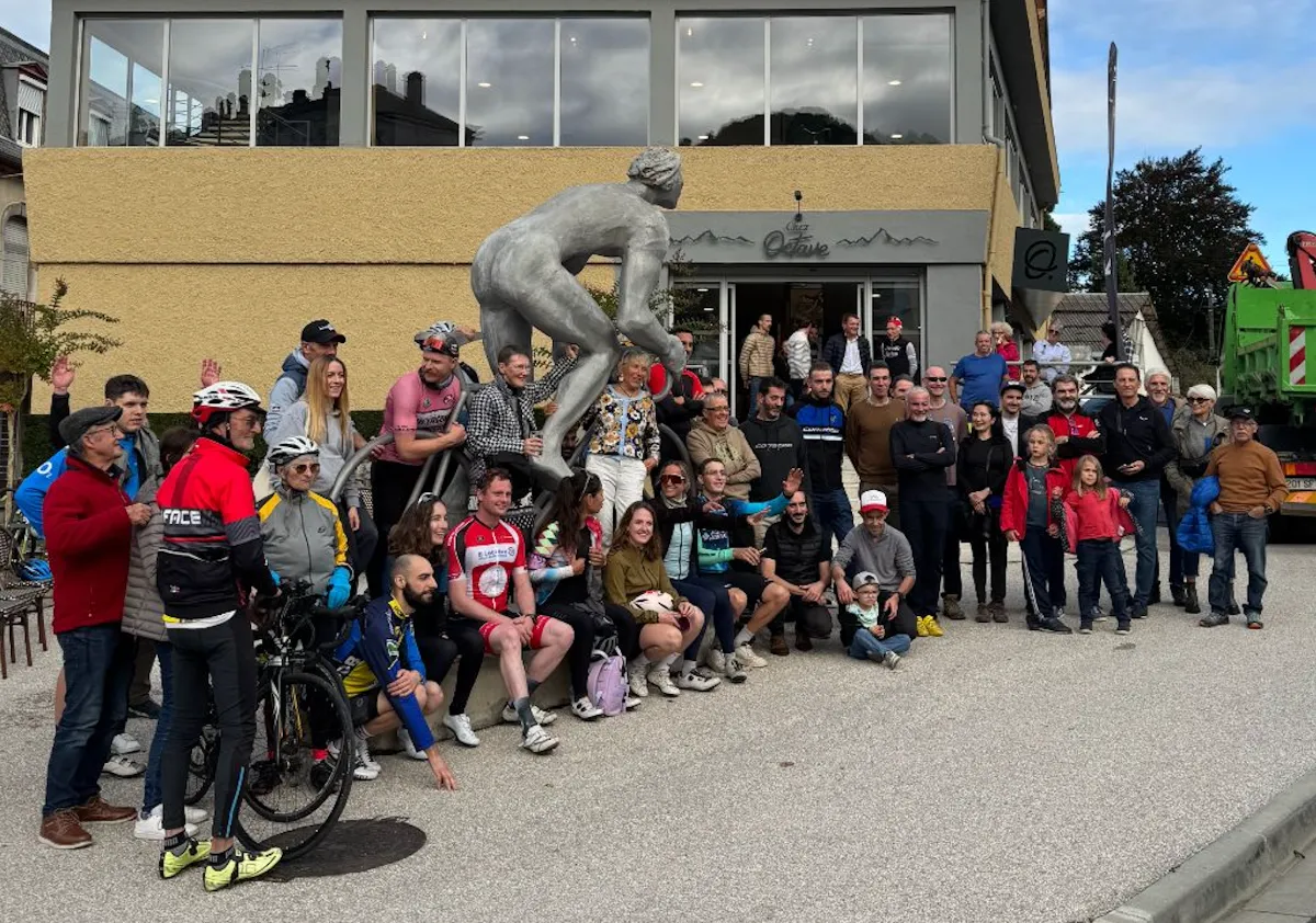 Souvenir photo in front of the statue of the giant of the Tourmalet and the Octave store