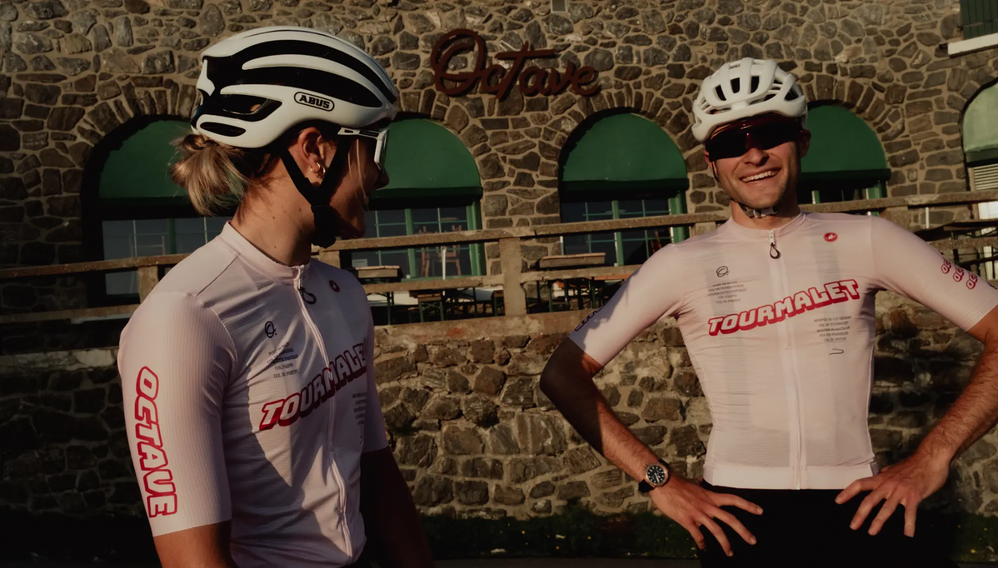 Maillot-Tourmalet-par-octave-et-castelli-devant-maison-du-col