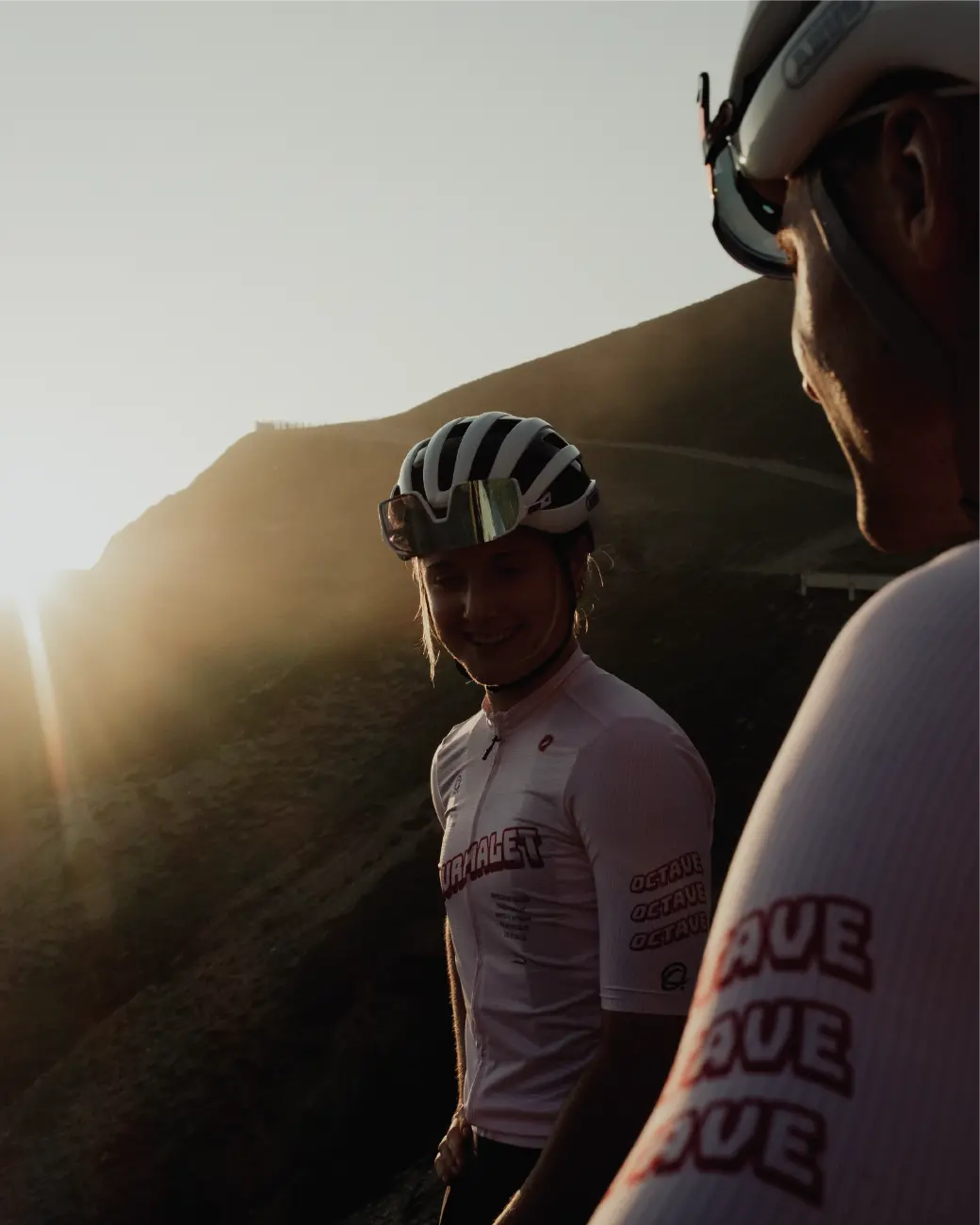 Pierre et Julie coucher de soleil • maillot 2025 octave tourmalet Pierre et Julie coucher de soleil • maillot 2025 octave tourmalet